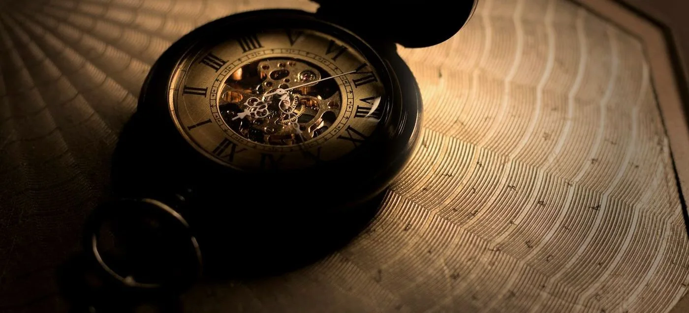 montre à gousset mécanique ouverte, engrenages visibles, symbolisant la précision et la vitesse de chargement d'un site web
